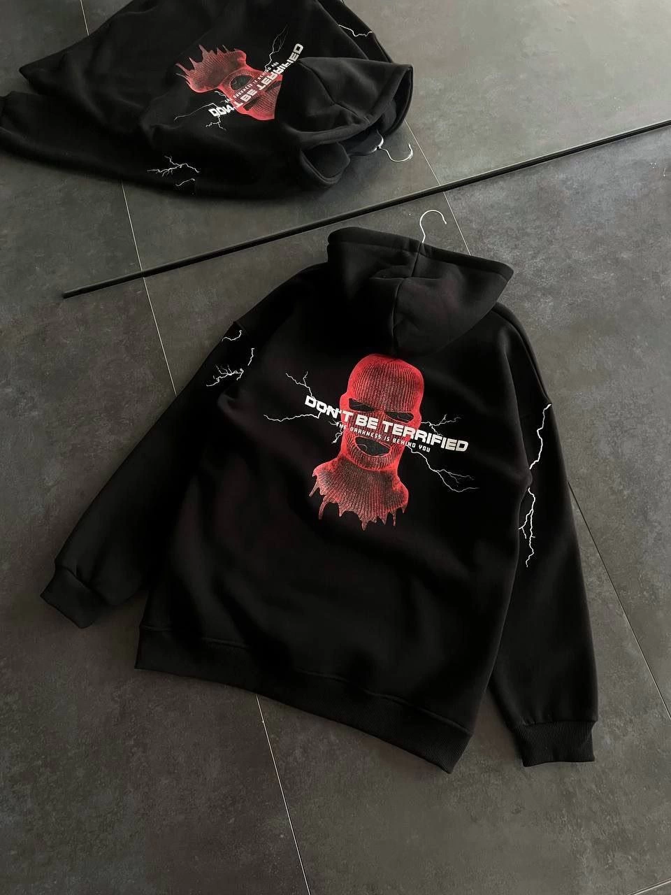 uc-iplik-kapsonlu-baskili-oversize-sweatshirt-siyah-78888047-sw960sh1280 Kadın Kapüşonlu Kanguru Cepli Sweatshirt 3 İplik Pamuklu Baskılı Hoodie - Siyah - Görsel 2