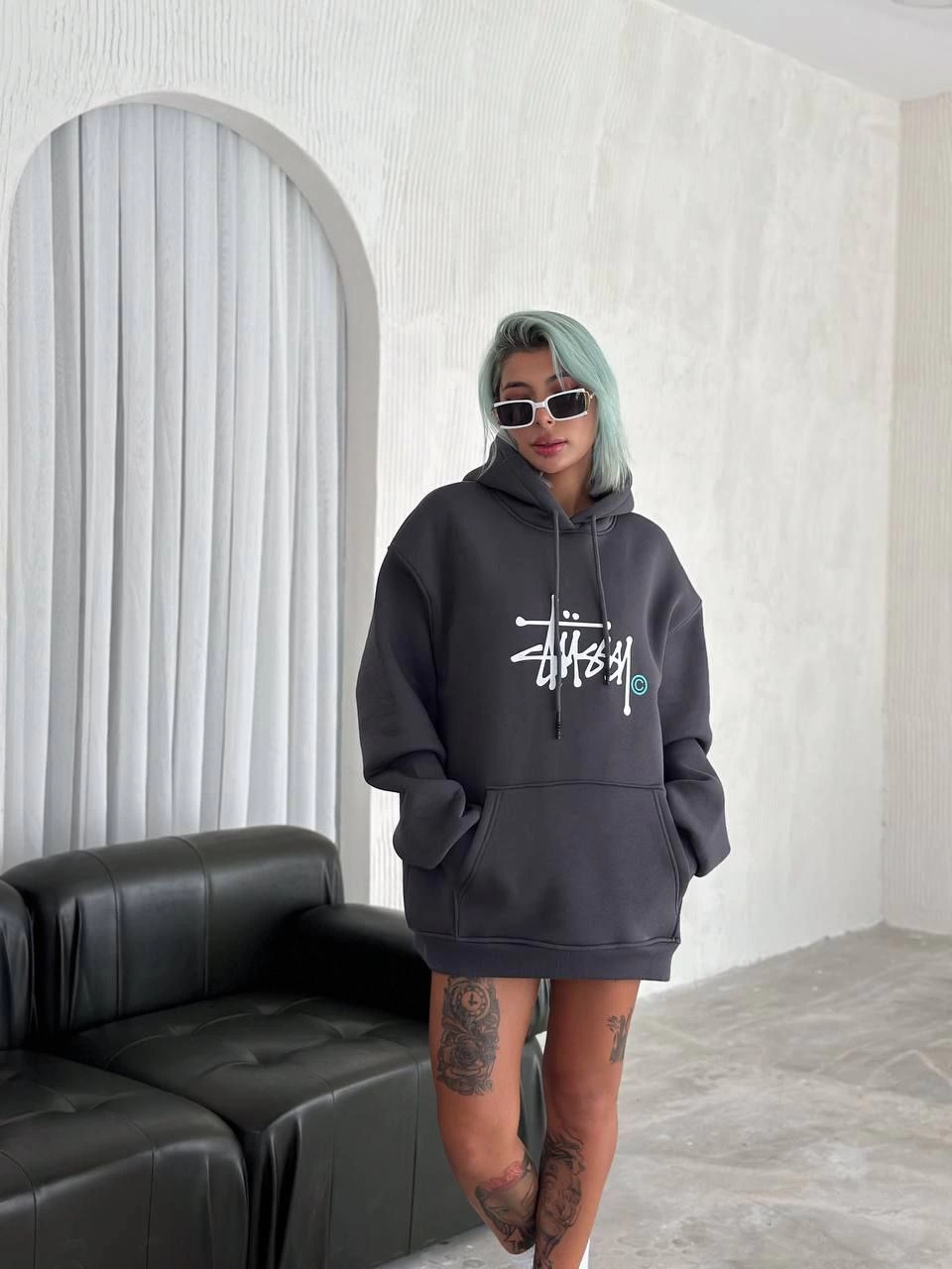 uc-iplik-kapsonlu-baskili-sweatshirt-fume-73237874-sw960sh1280 Kadın Oversize Kapüşonlu Cepli Baskılı 3 İplik Pamuklu Hoodie Sweatshirt - Füme - Görsel 2