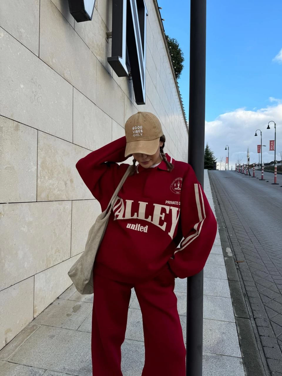 uc-iplik-yakali-sweat-baggy-pantalonlu-takim-bordo-16010746-sw960sh1280 Kadın 3 İplik Pamuklu Yakalı Sweat Baggy Pantolonlu Takım - Bordo