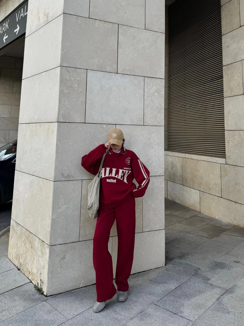 uc-iplik-yakali-sweat-baggy-pantalonlu-takim-bordo-81403245-sw960sh1280 Kadın 3 İplik Pamuklu Yakalı Sweat Baggy Pantolonlu Takım - Bordo - Görsel 2