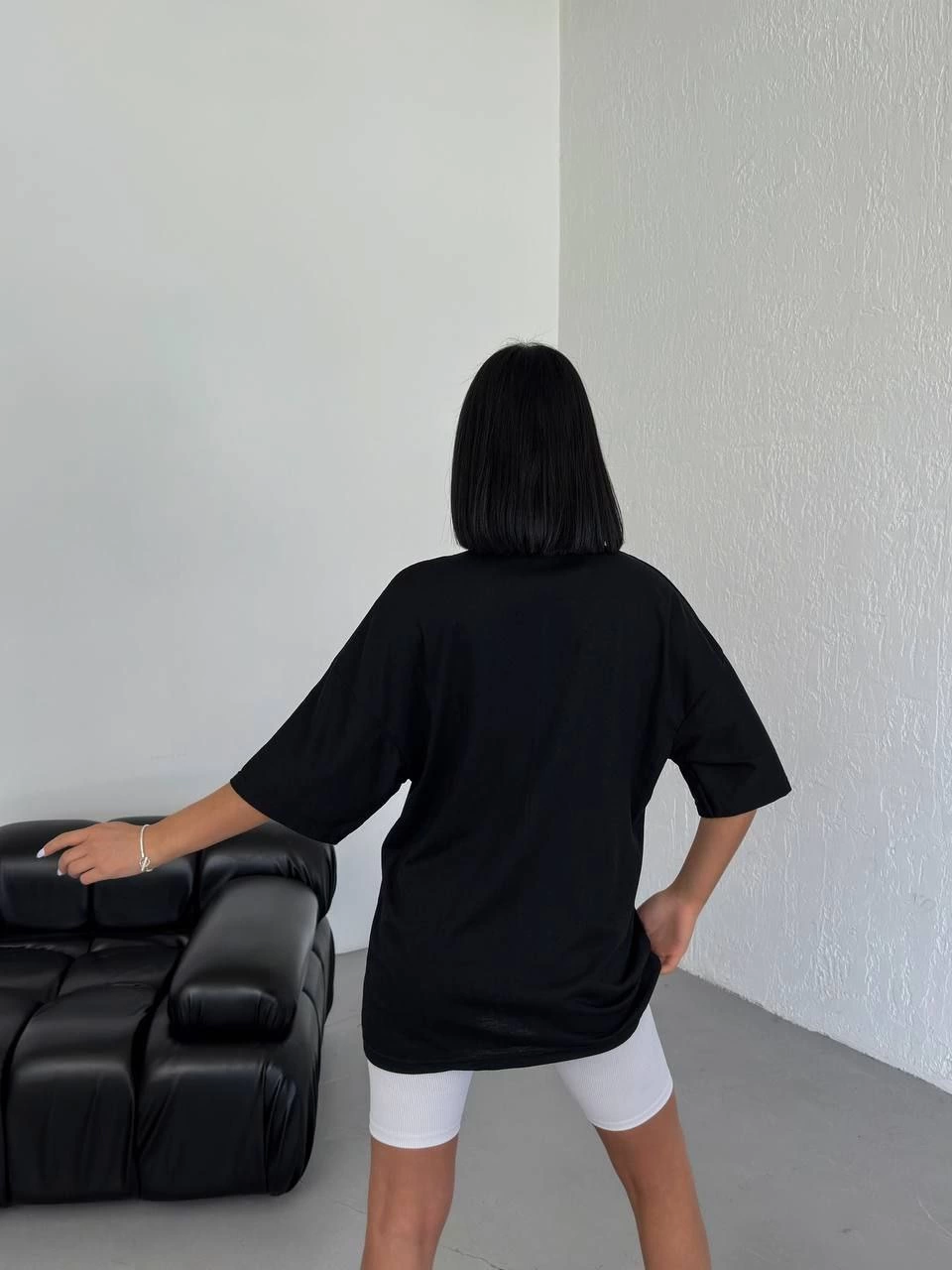 unisex-bisiklet-yaka-baskili-oversize-t-shirt-siyah-15601389-sw960sh1280 Kadın Baskılı T-Shirt Kısa Kol Bisiklet Yaka Oversize Rahat Kalıp Günlük Tişört - Siyah - Görsel 2