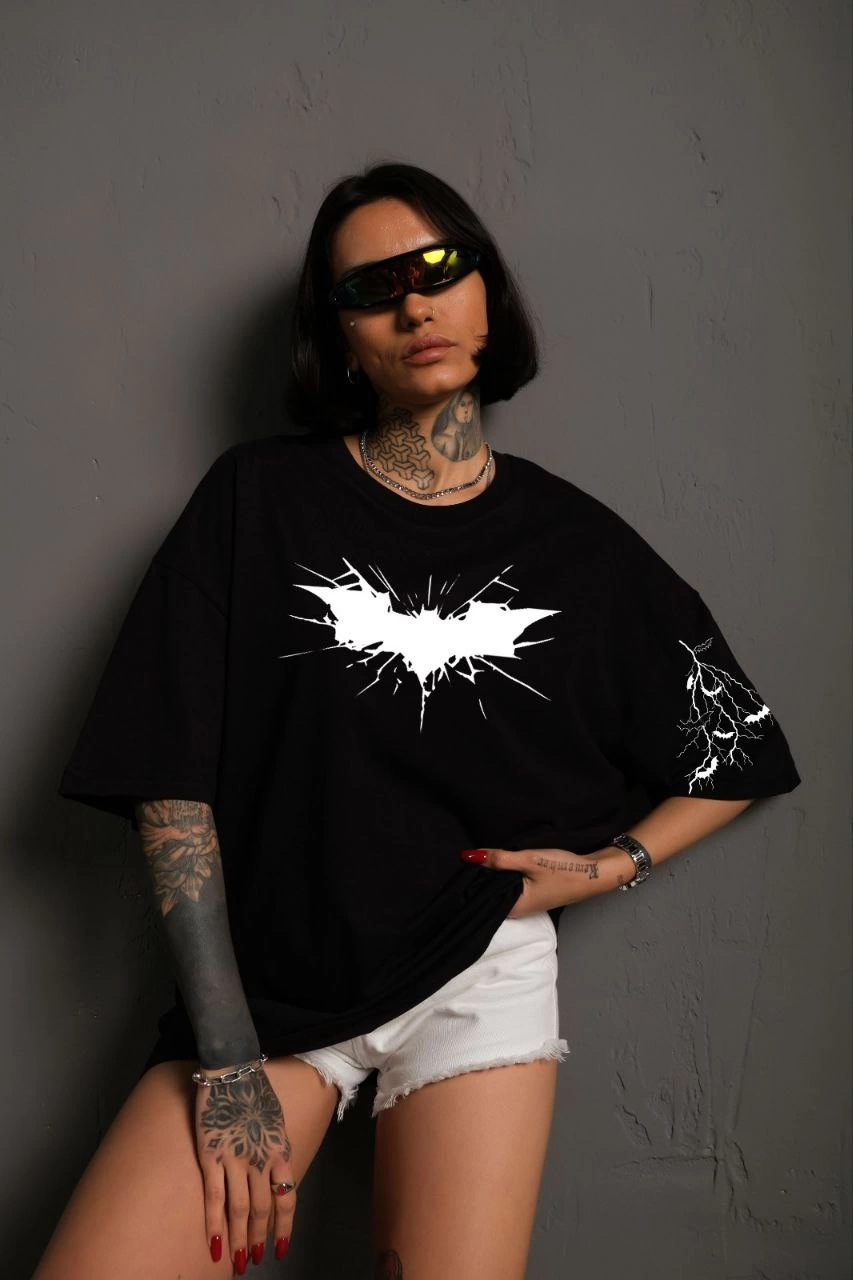 unisex-on-ve-kol-baskili-oversize-t-shirt-siyah-48115650-sw853sh1280 Kadın Bisiklet yaka tişort Ön ve Kol Yarasa Baskılı T-shirt - Siyah
