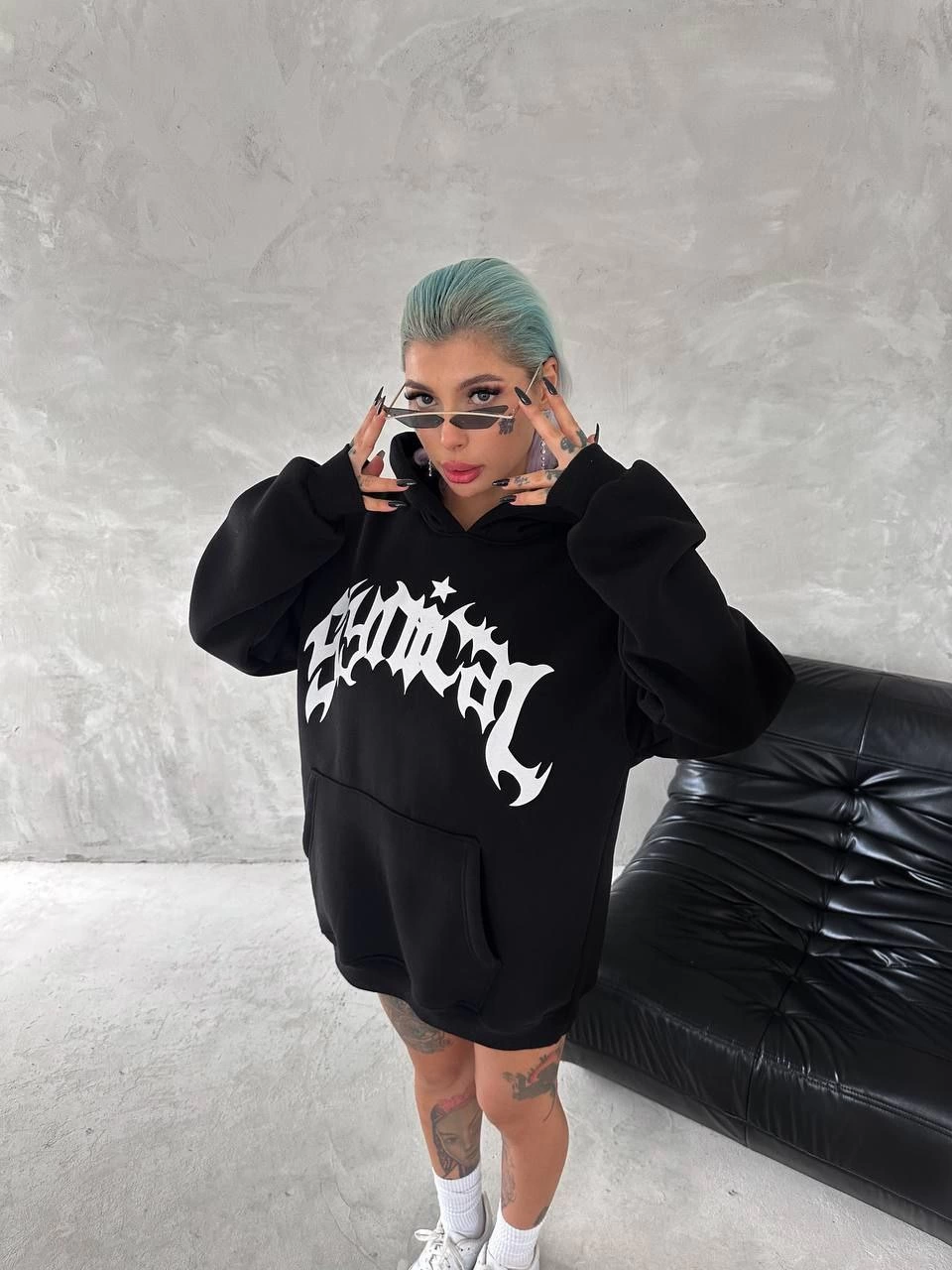 unisex-uc-iplik-kapsonlu-baskili-sweatshirt-siyah-78841376-sw960sh1280 Kadın Oversize Kapüşonlu Cepli Baskılı 3 İplik Pamuklu Hoodie Sweatshirt - Siyah - Görsel 2