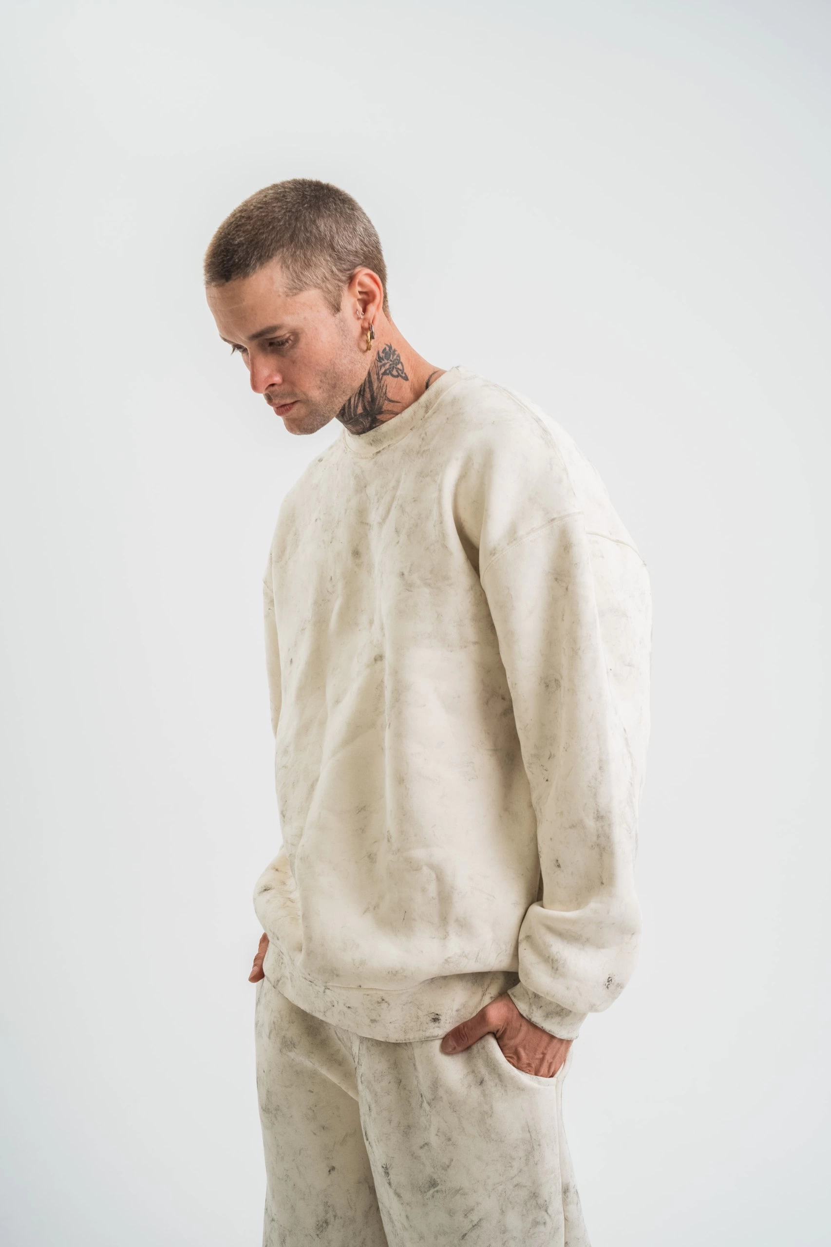 unisex-uzun-kol-bisiklet-yaka-yikamali-sweatshirt-krem-10741621-sw1706sh2560 Erkek 3 İplik Pamuklu Yağ Yıkamalı Bisiklet Yaka Sweatshirt Oversize Hoodie - Krem - Görsel 2