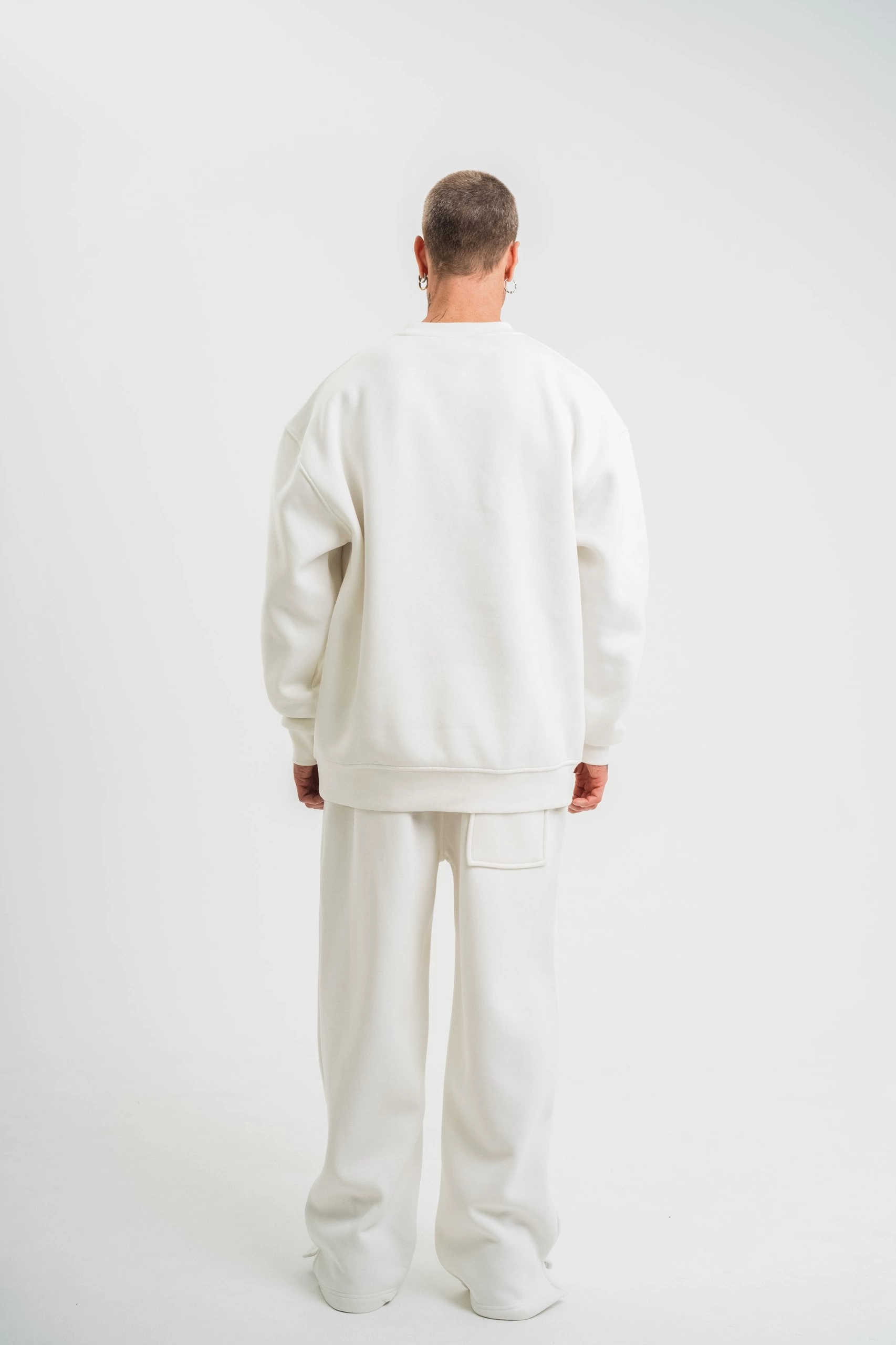 uzun-kol-bisiklet-yaka-basic-sweatshirt-beyaz-45660573-sw1706sh2560 Erkek Uzun Kol Bisiklet Yaka 3 iplik Pamuklu Kışlık SweatShirt - Beyaz - Görsel 2