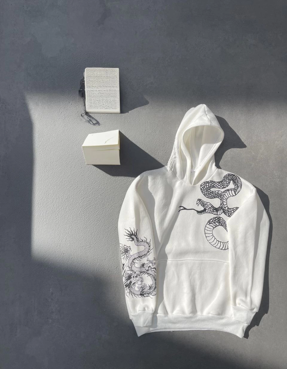 uzun-kol-kapsonlu-baskili-sweatshirt-beyaz-38303731-sw960sh1235 Kadın Oversize Kapüşonlu Kanguru Cepli Baskılı 3 İplik Pamuklu Sweatshirt Hoodie - Beyaz - Görsel 2