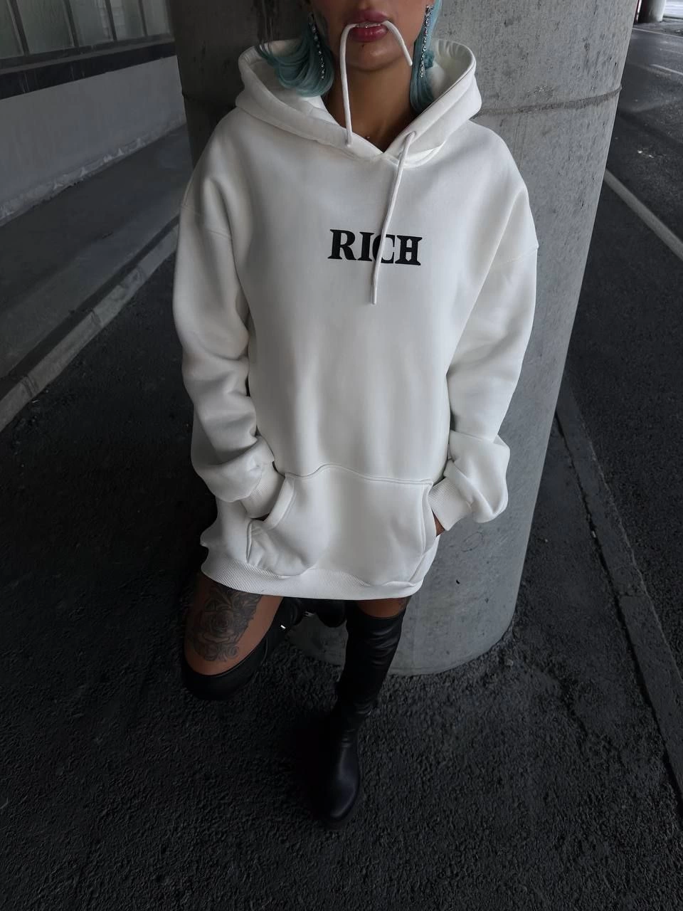 uzun-kol-kapsonlu-gogus-baskili-sweatshirt-beyaz-20000067-sw960sh1280 Kadın Kapüşonlu Kanguru Cepli Sweatshirt 3 İplik Pamuklu Baskılı Hoodie - Beyaz
