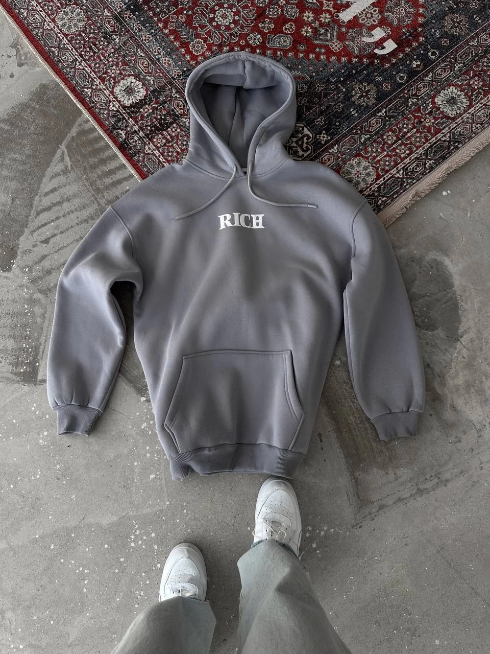 uzun-kol-kapsonlu-gogus-baskili-sweatshirt-fume-23512896-sw960sh1280 Erkek 3 İplik Pamuklu Kapüşonlu Kanguru Cepli Baskılı Oversize Hoodie Sweatshirt - Gri - Görsel 2