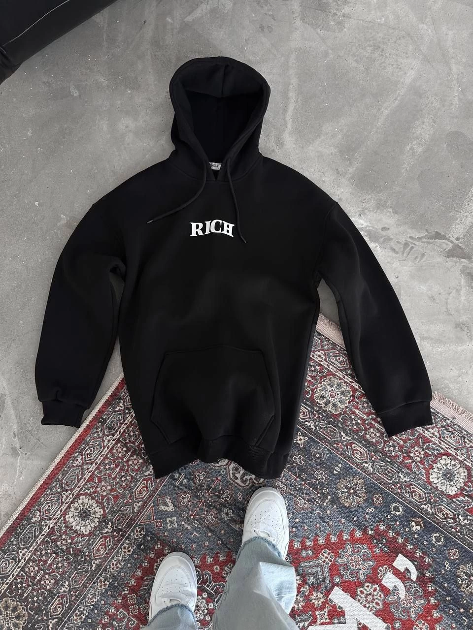 uzun-kol-kapsonlu-gogus-baskili-sweatshirt-siyah-40913990-sw960sh1280 Kadın Kapüşonlu Kanguru Cepli Sweatshirt 3 İplik Pamuklu Baskılı Hoodie - Siyah - Image 2