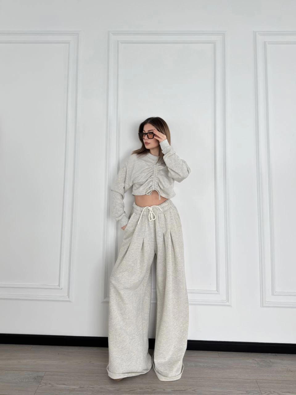 uzun-kollu-badi-ve-pantolon-ikili-takim-gri-71481195-sw960sh1280 Kadın Uzun Kollu Önü İp Büzgülü Crop ve Pantolon İkili Alt-Üst Takım - Gri - Görsel 2